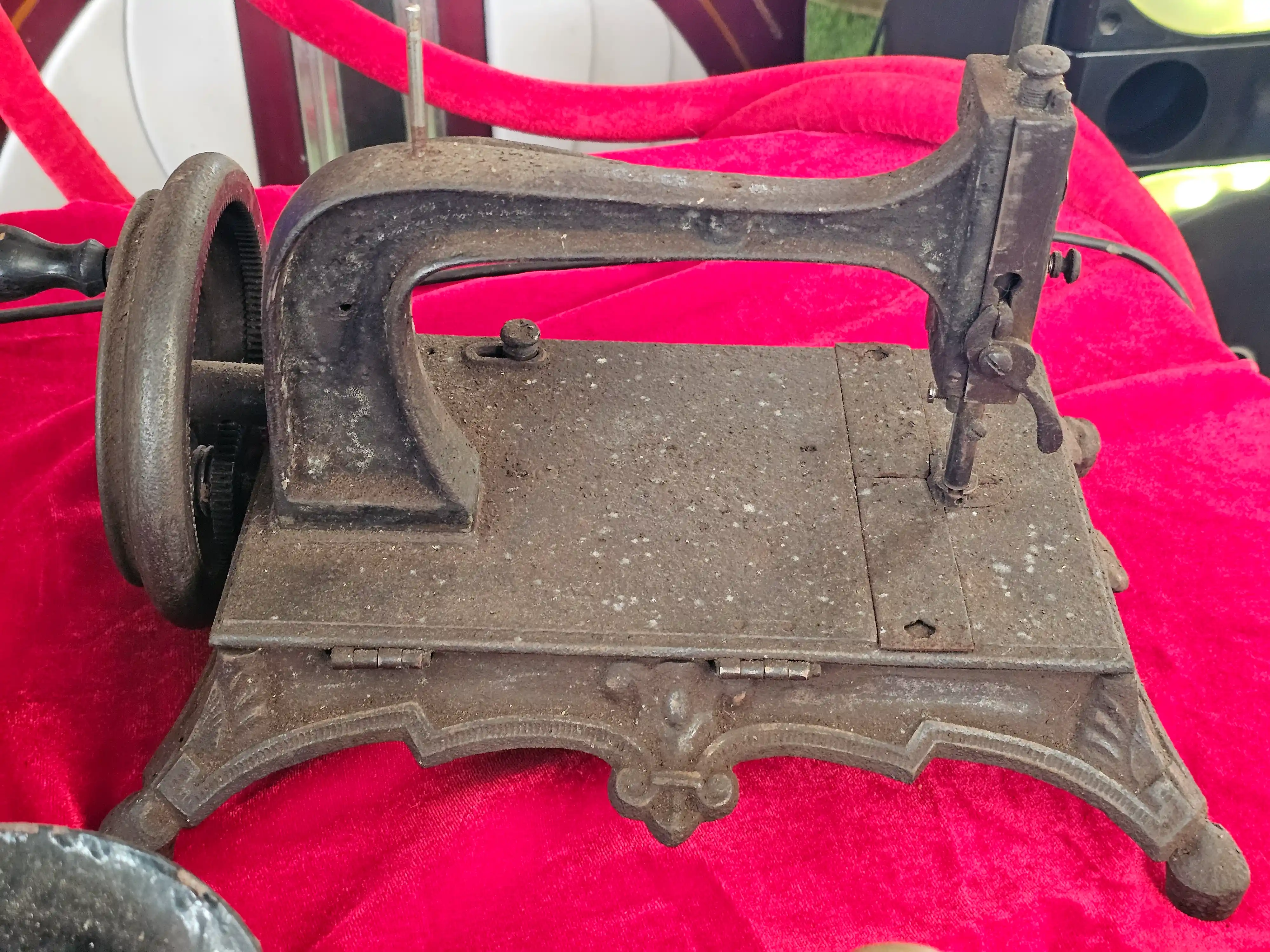 Cast Iron Hand-Crank Sewing Machine — photo 2