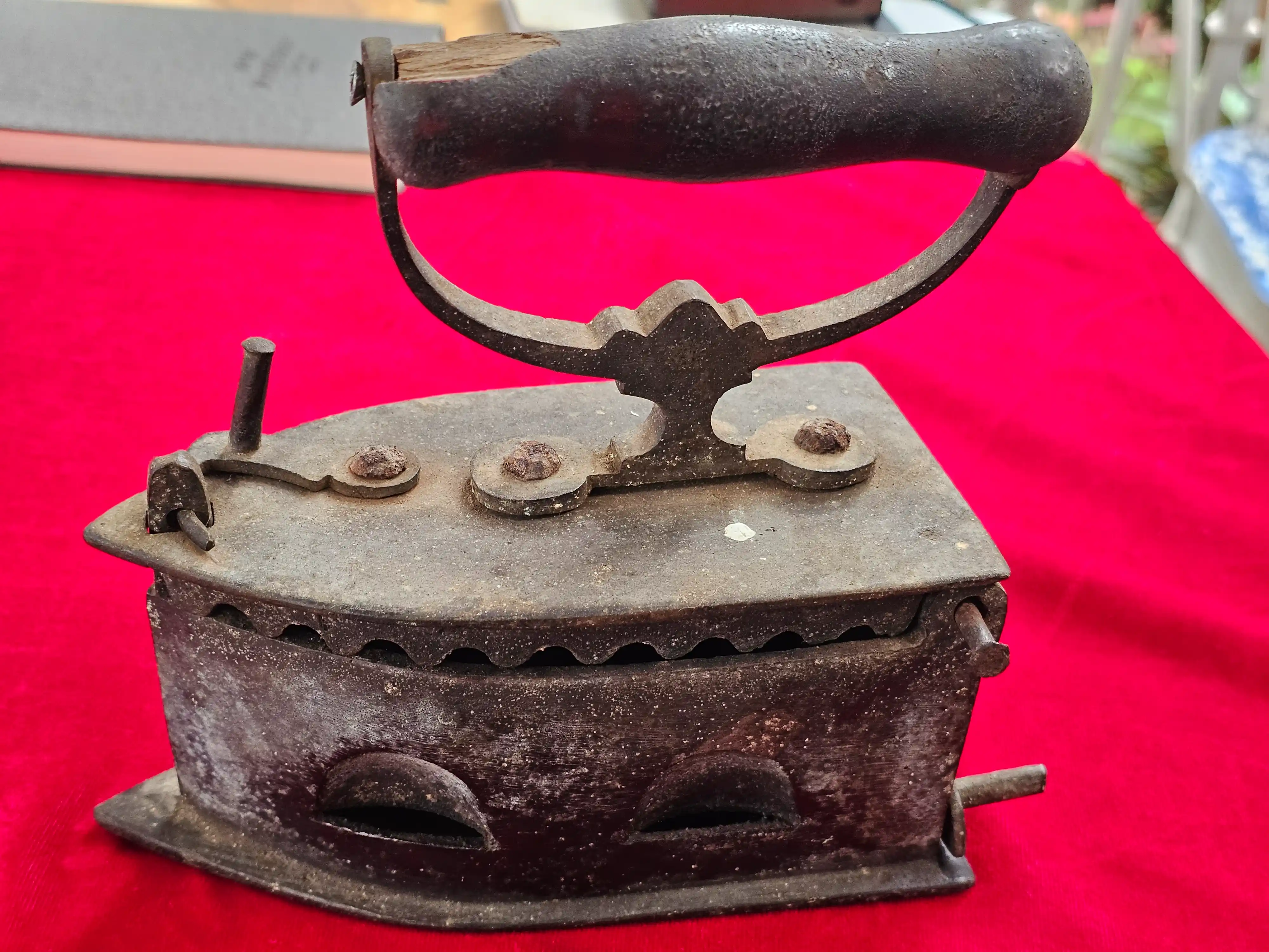Cast Iron Charcoal Box Iron — photo 2